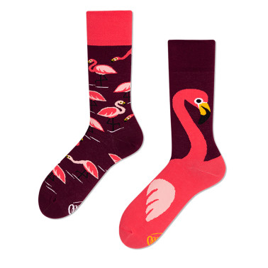 "Skarpetki Pink Flamingo z dużym i małymi flamingami na bordowym tle"