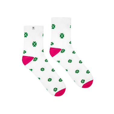 Białe skarpetki z różowymi detalami i zielonymi koniczynami - symbol szczęścia