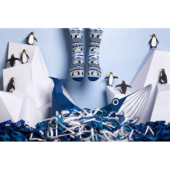"Skarpetki Ice Penguin z wzorem pingwinów na zimowym tle"