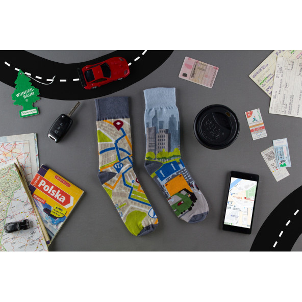 Skarpetki z motywami miejskiej panoramy i mapy nawigacyjnej od Spox Sox
